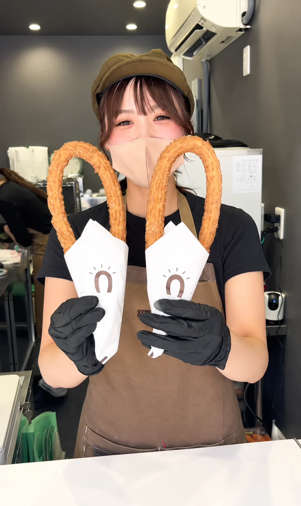 大須の通りに面したストリートチュロス名古屋大須店の外観